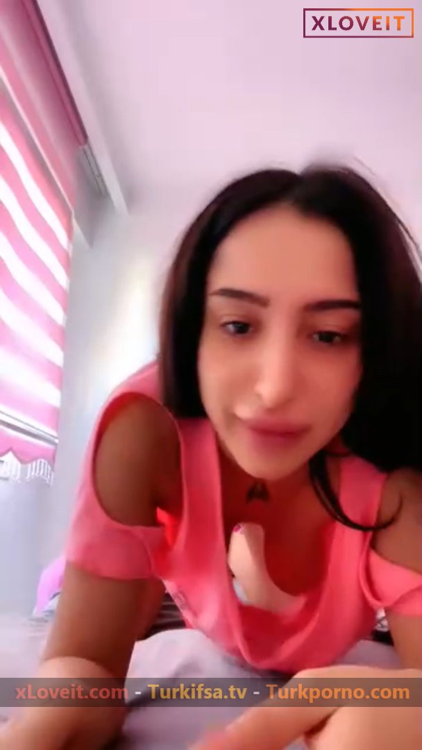 Pabirli ifşa Memelerini göstermek için bolca domaldı